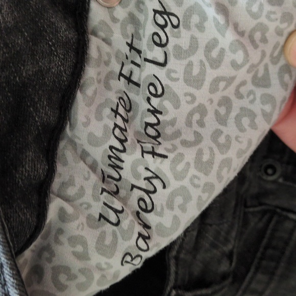 Chico's Platinum Denim Ultimate Fit Barely Flare Black Jeans Size 1.5 Short - Picture 3 of 6